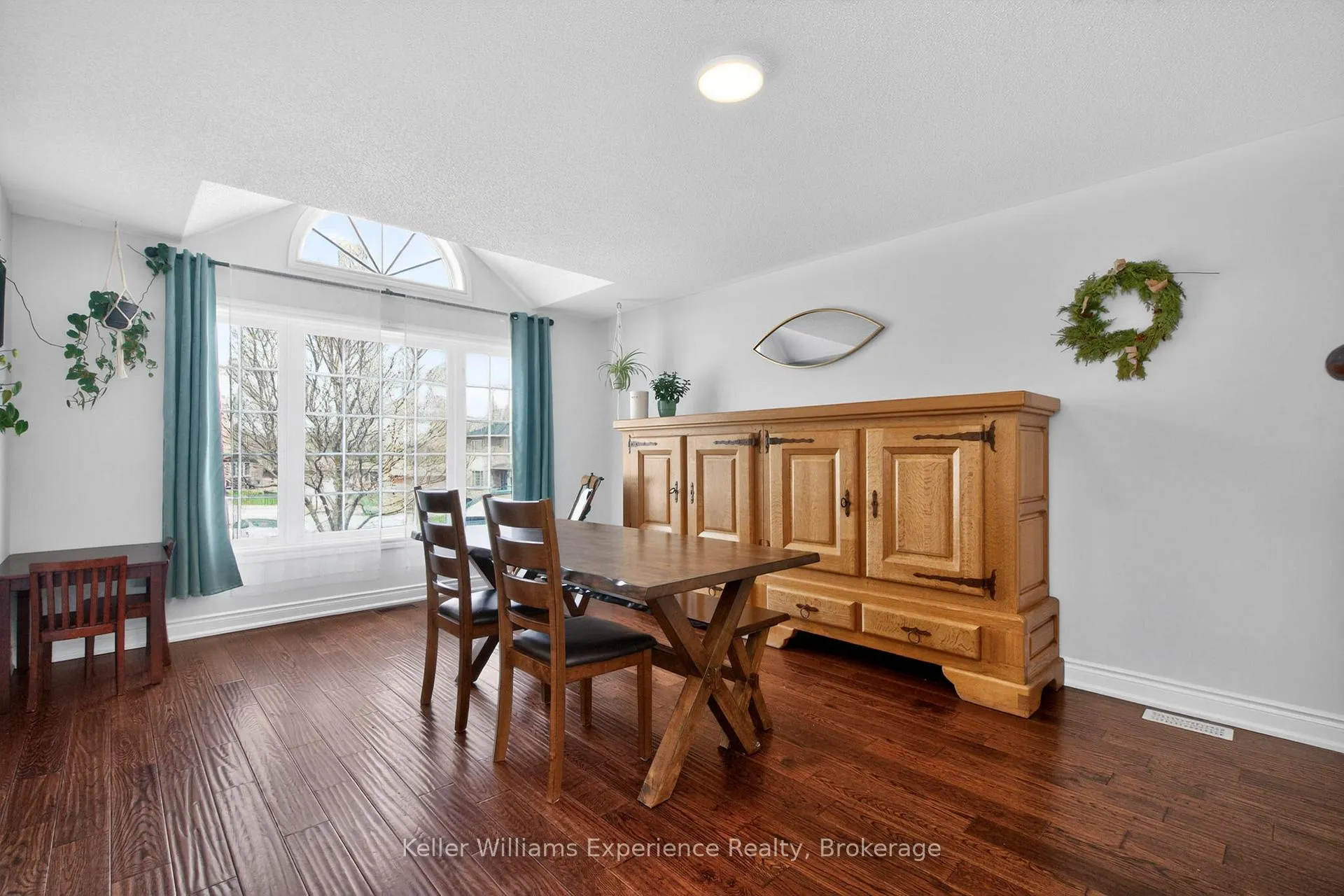 Photo 5 of 1005 Whitney Crescent, Midland — HOMEH