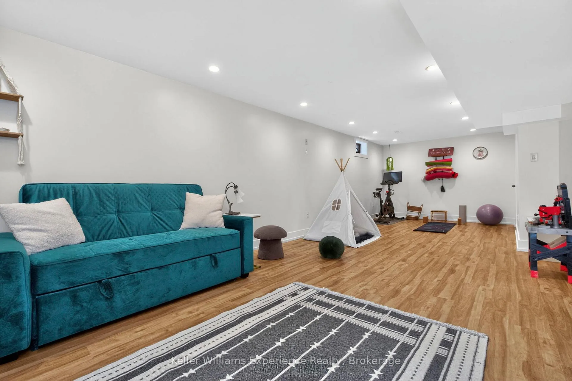 Photo 18 of 1005 Whitney Crescent, Midland — HOMEH
