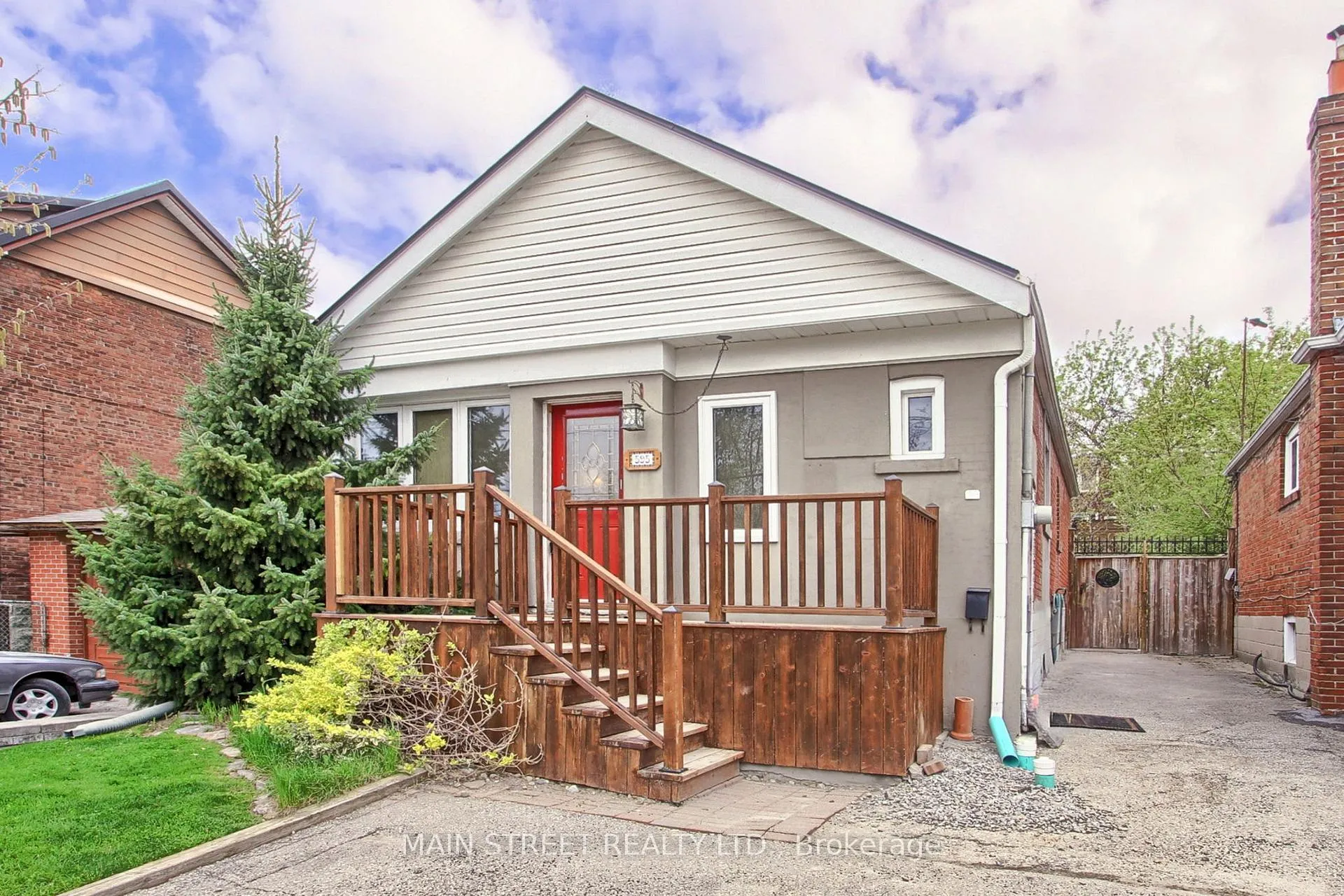 Front of 595 Northcliffe Boulevard