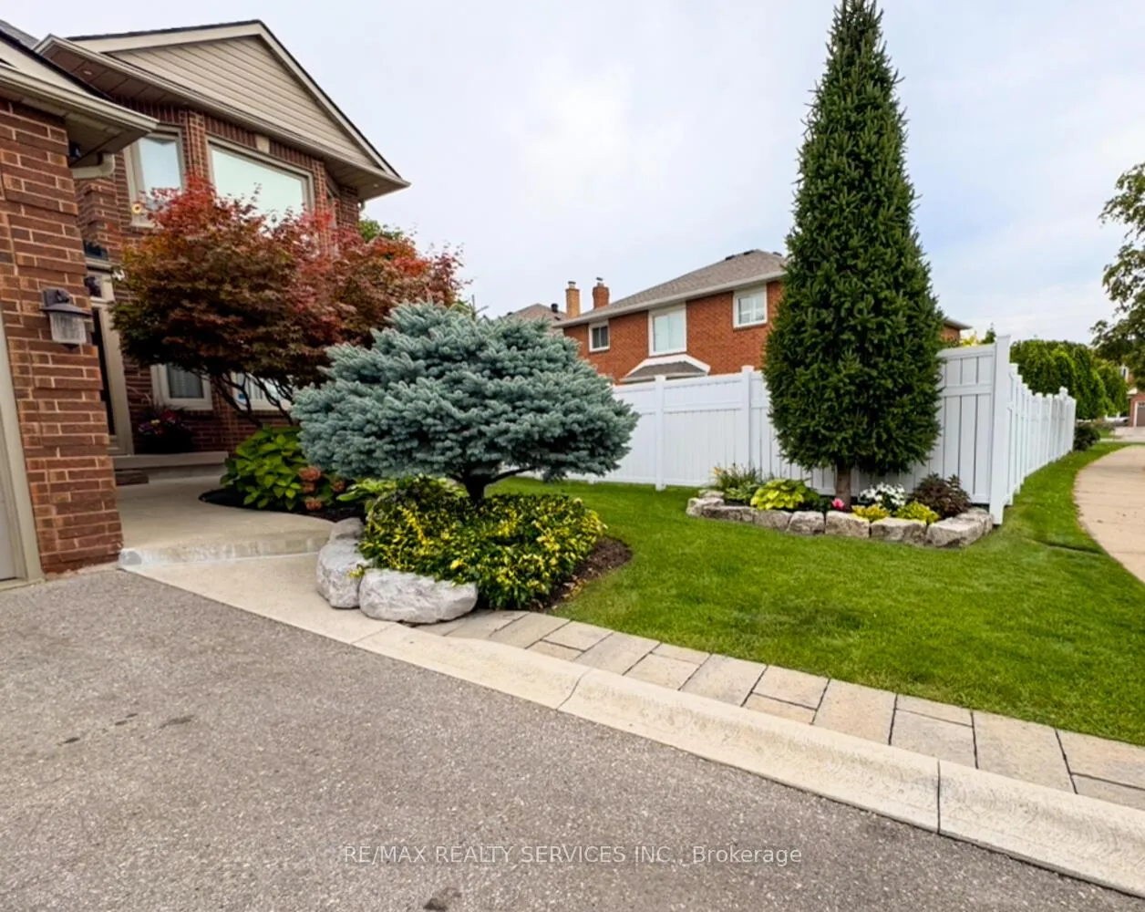 Photo 3 of 34 Garbutt Crescent, Brampton, Northwood Park — HOMEH