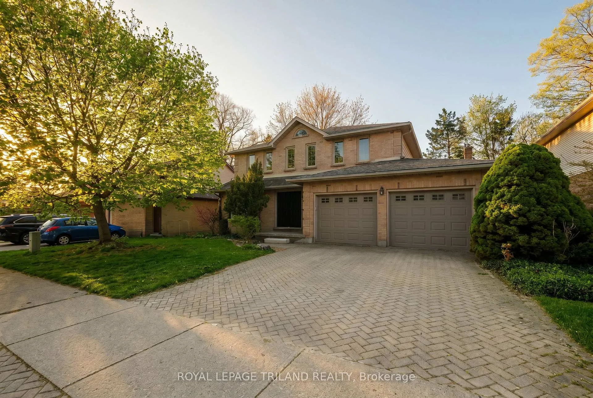 Front of 118 Deer Valley Crescent