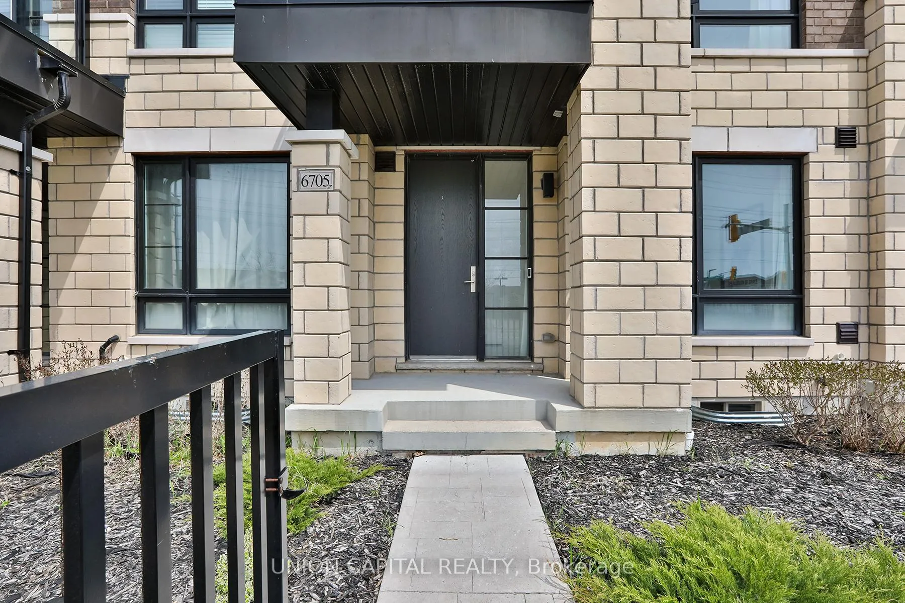 Photo 3 of 6705 Thickson Road N, Whitby, Brooklin — HOMEH