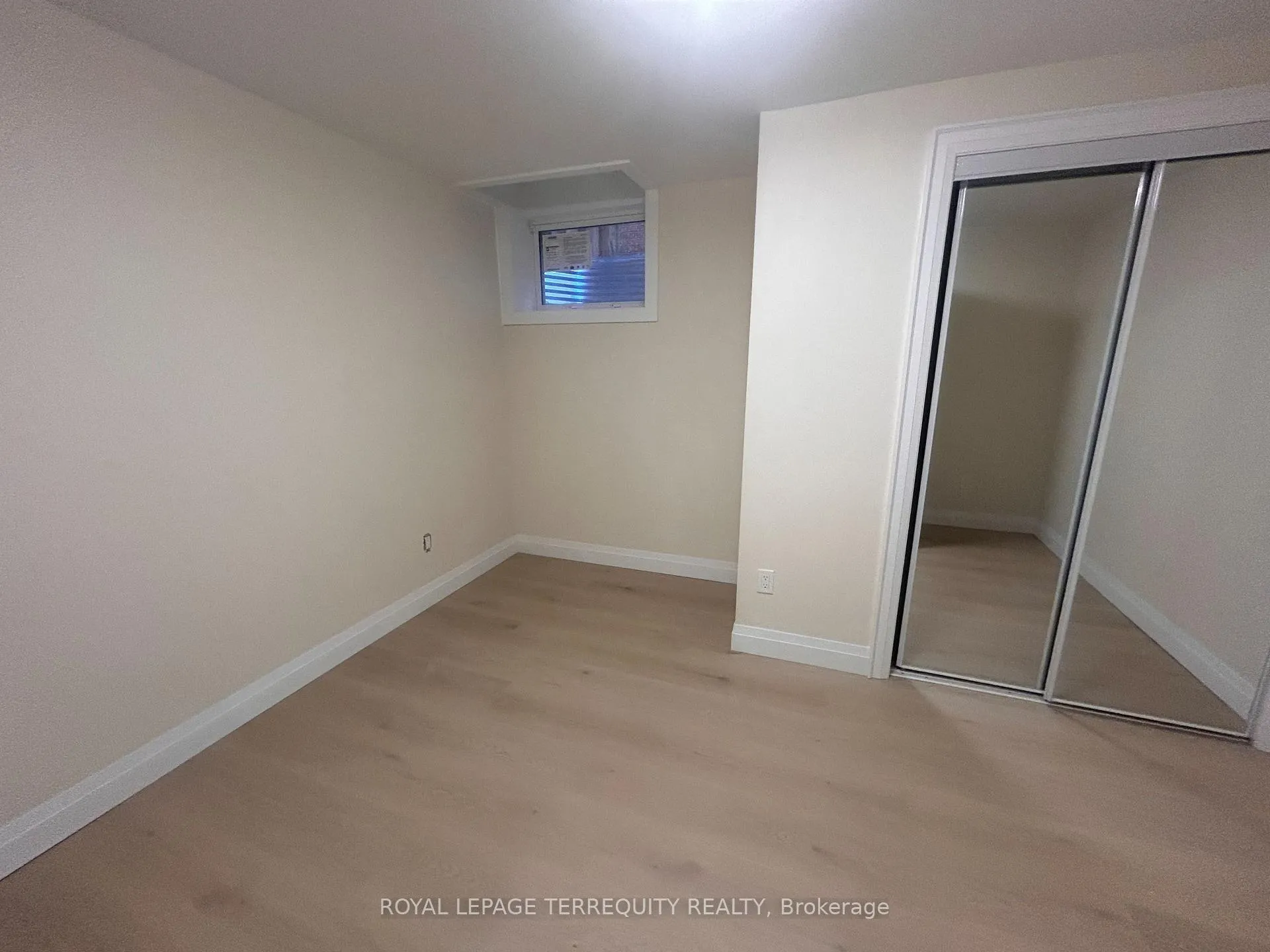 Photo 5 of 4 Sutton Court, Markham, Buttonville — HOMEH