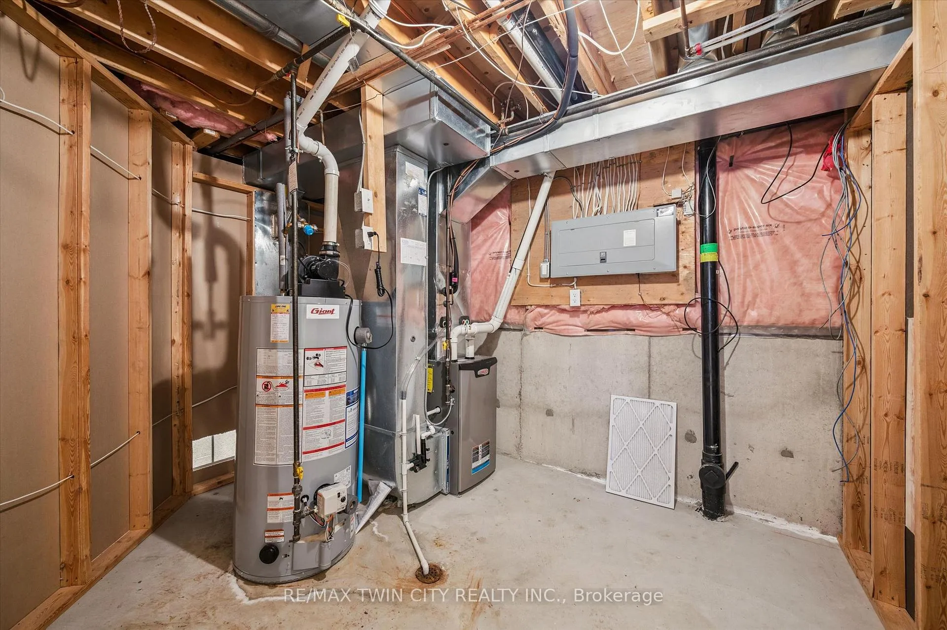 Photo 18 of Unit 9, 100 Idle Creek Drive, Kitchener — HOMEH