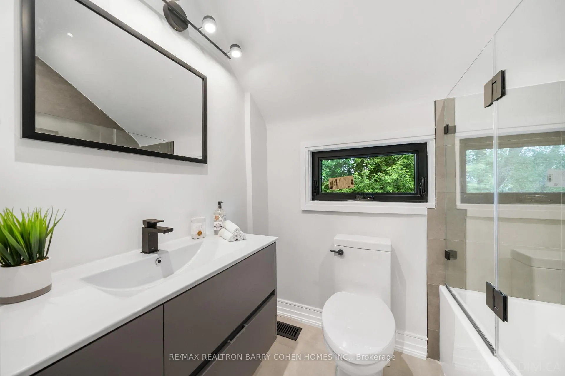 Photo 21 of 12 Fairfield Road, Toronto, Mount Pleasant East — HOMEH