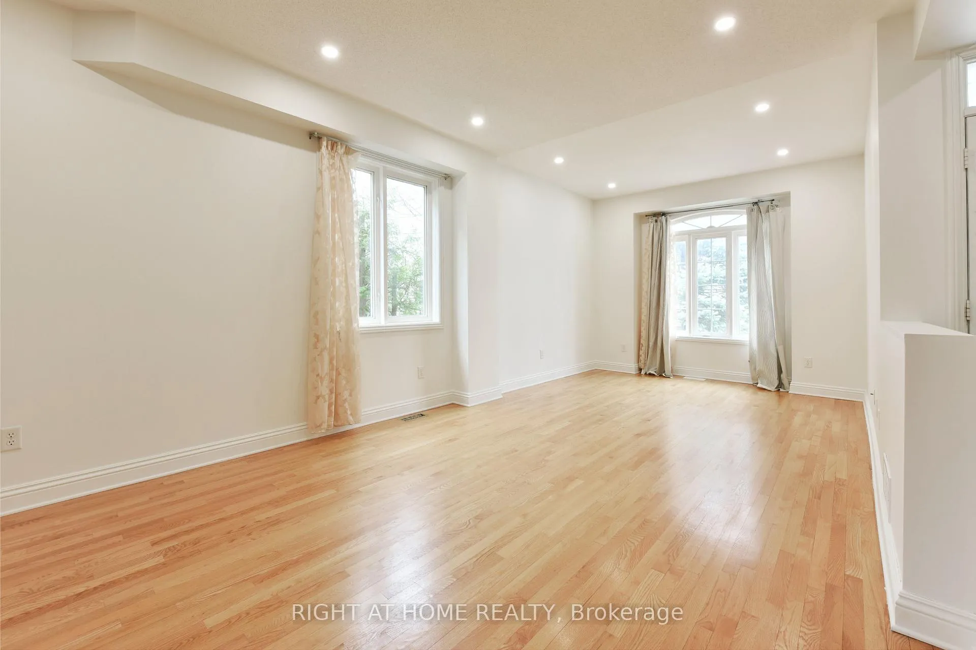 Photo 4 of 11 Cheltonia Way, Ottawa, Kanata - Kanata Lakes/Heritage Hills — HOMEH