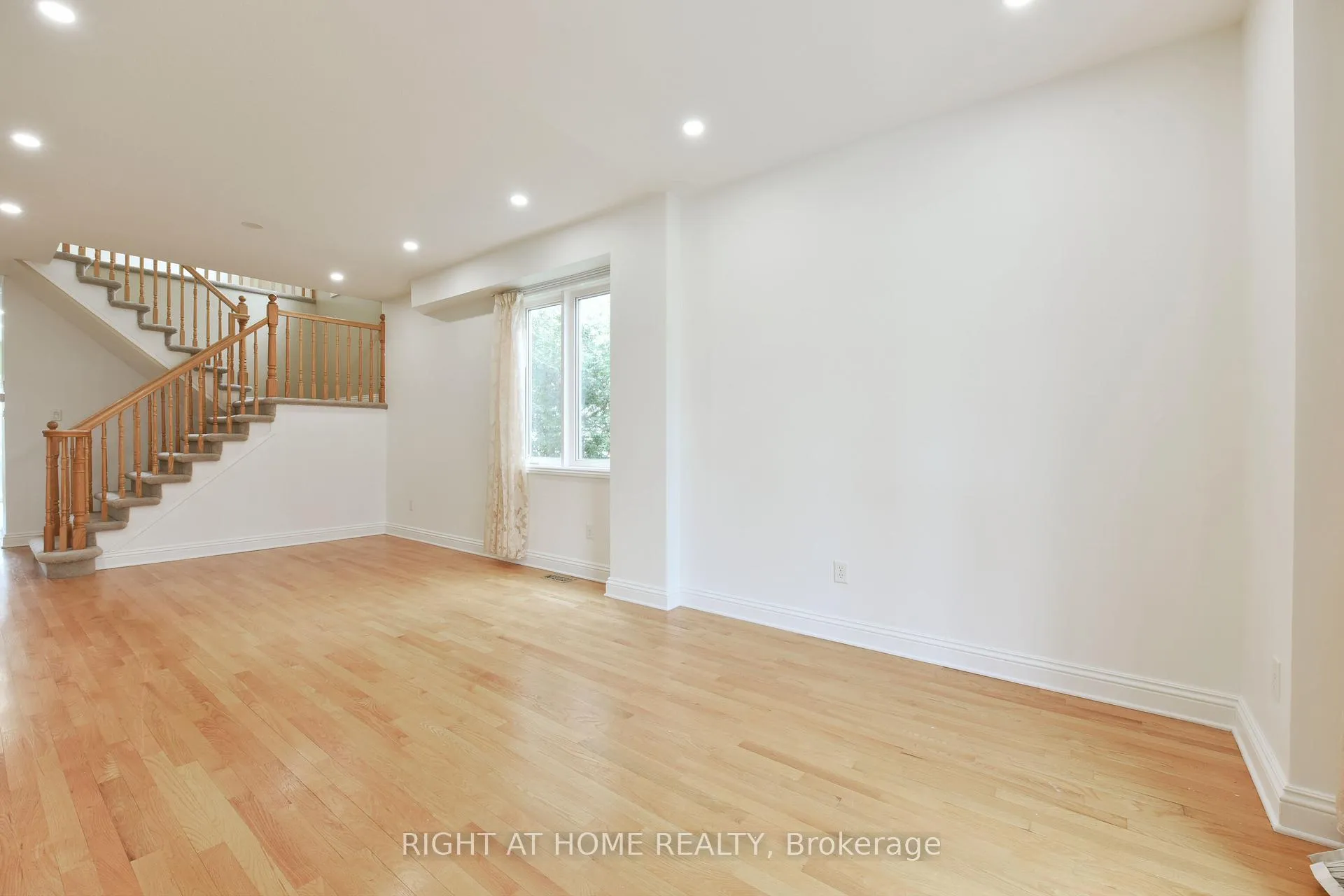 Photo 5 of 11 Cheltonia Way, Ottawa, Kanata - Kanata Lakes/Heritage Hills — HOMEH