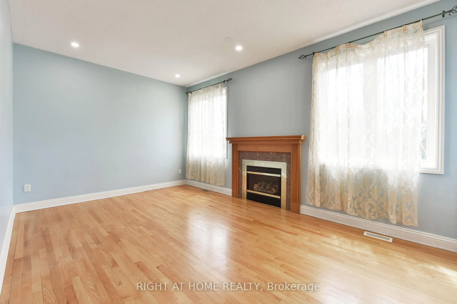 Photo 7 of 11 Cheltonia Way, Ottawa, Kanata - Kanata Lakes/Heritage Hills — HOMEH