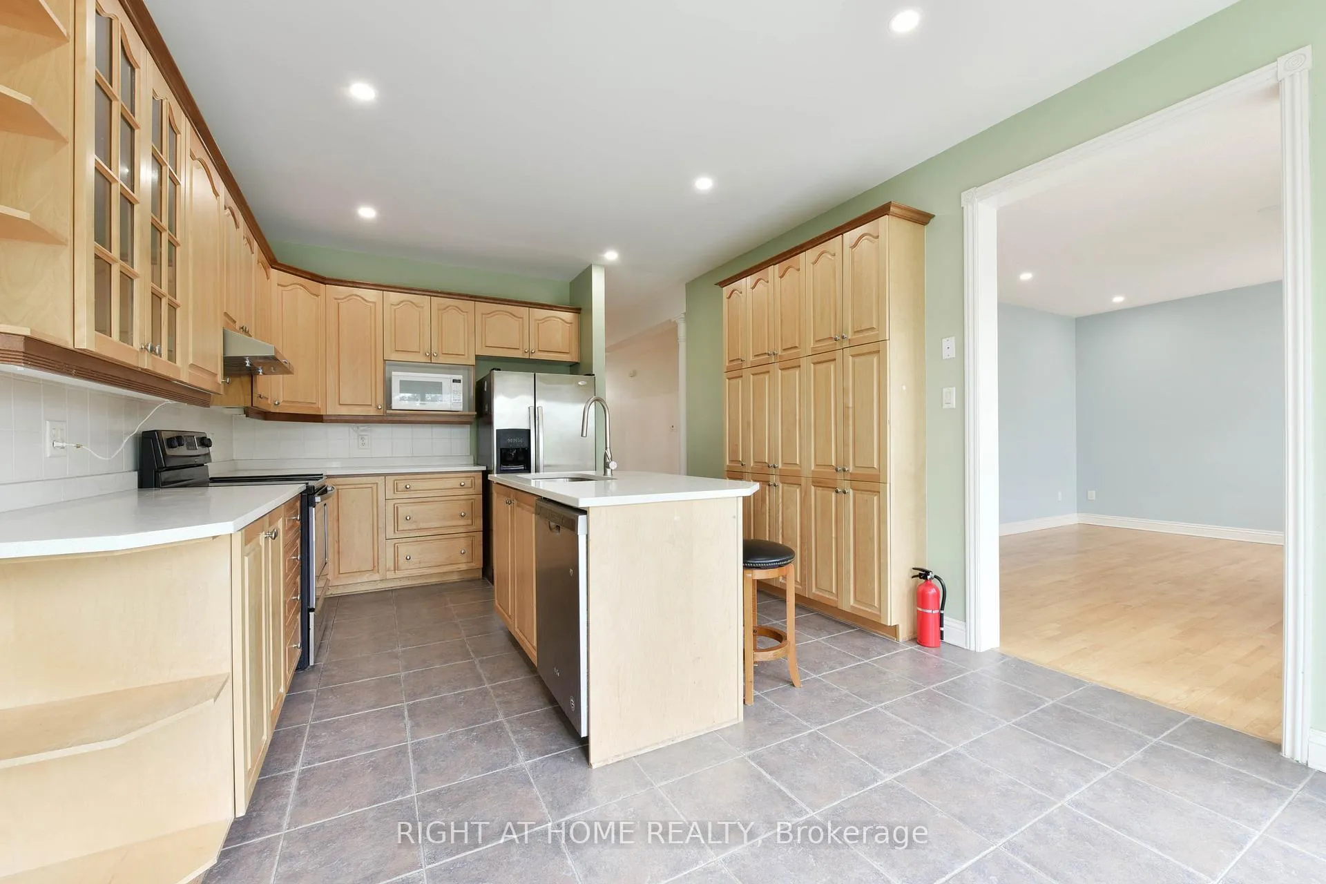Photo 9 of 11 Cheltonia Way, Ottawa, Kanata - Kanata Lakes/Heritage Hills — HOMEH