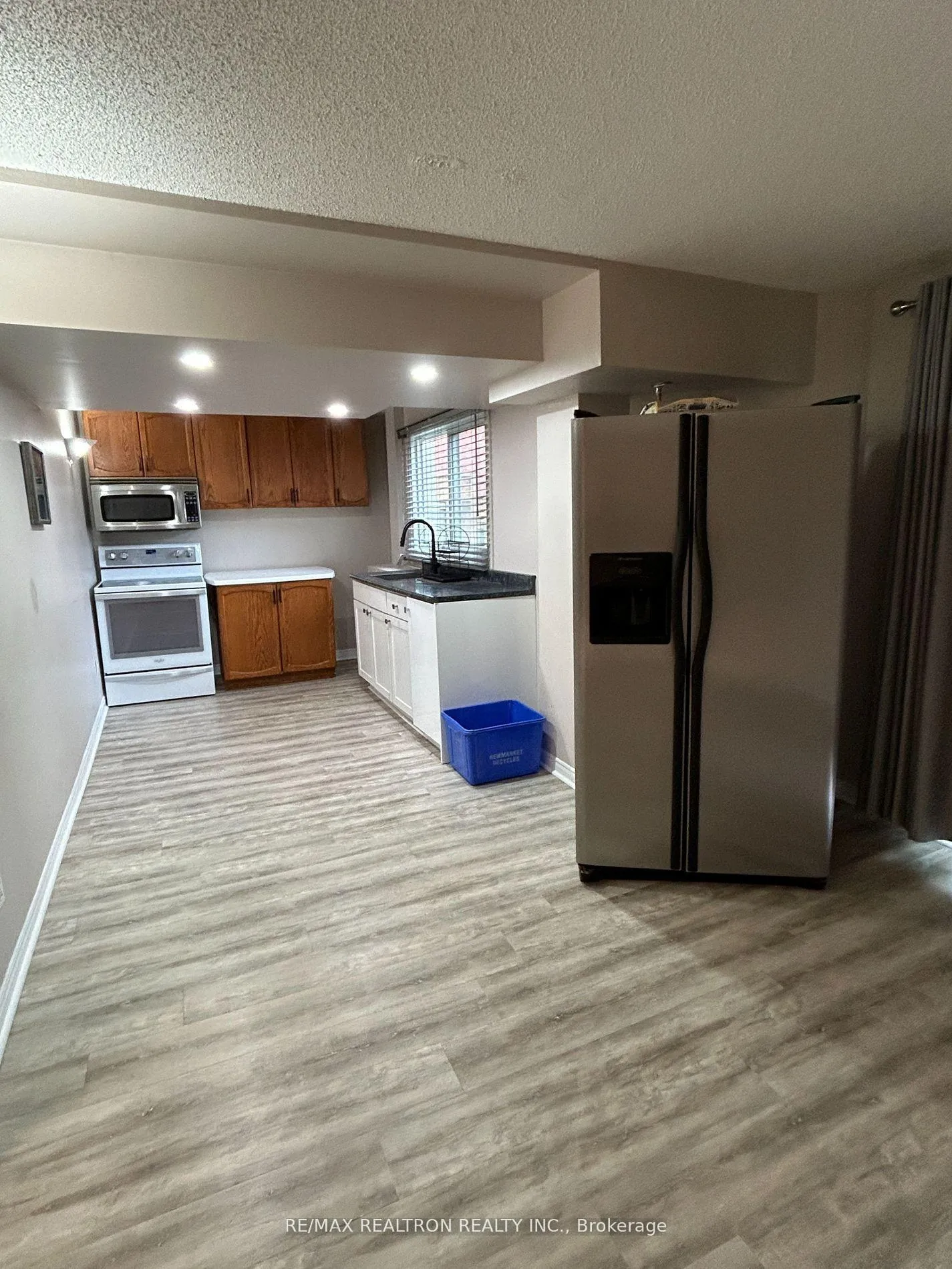 Photo 4 of 426 Herridge Circle, Newmarket, Huron Heights-Leslie Valley — HOMEH