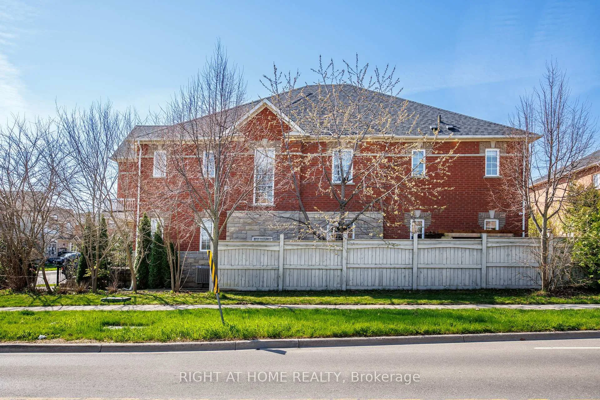 Photo 2 of 116 Knightshade Drive, Vaughan, Patterson — HOMEH