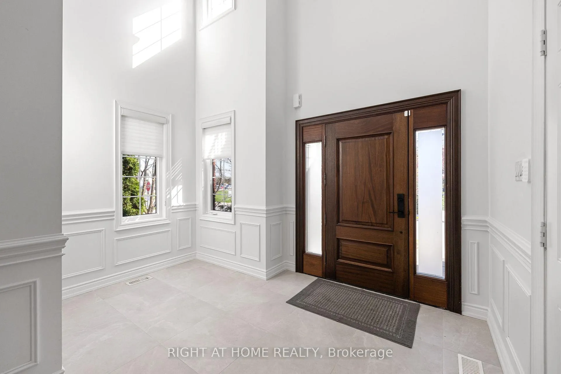 Photo 4 of 116 Knightshade Drive, Vaughan, Patterson — HOMEH