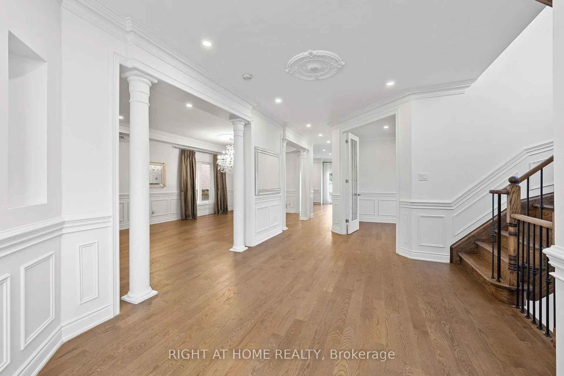 Photo 5 of 116 Knightshade Drive, Vaughan, Patterson — HOMEH