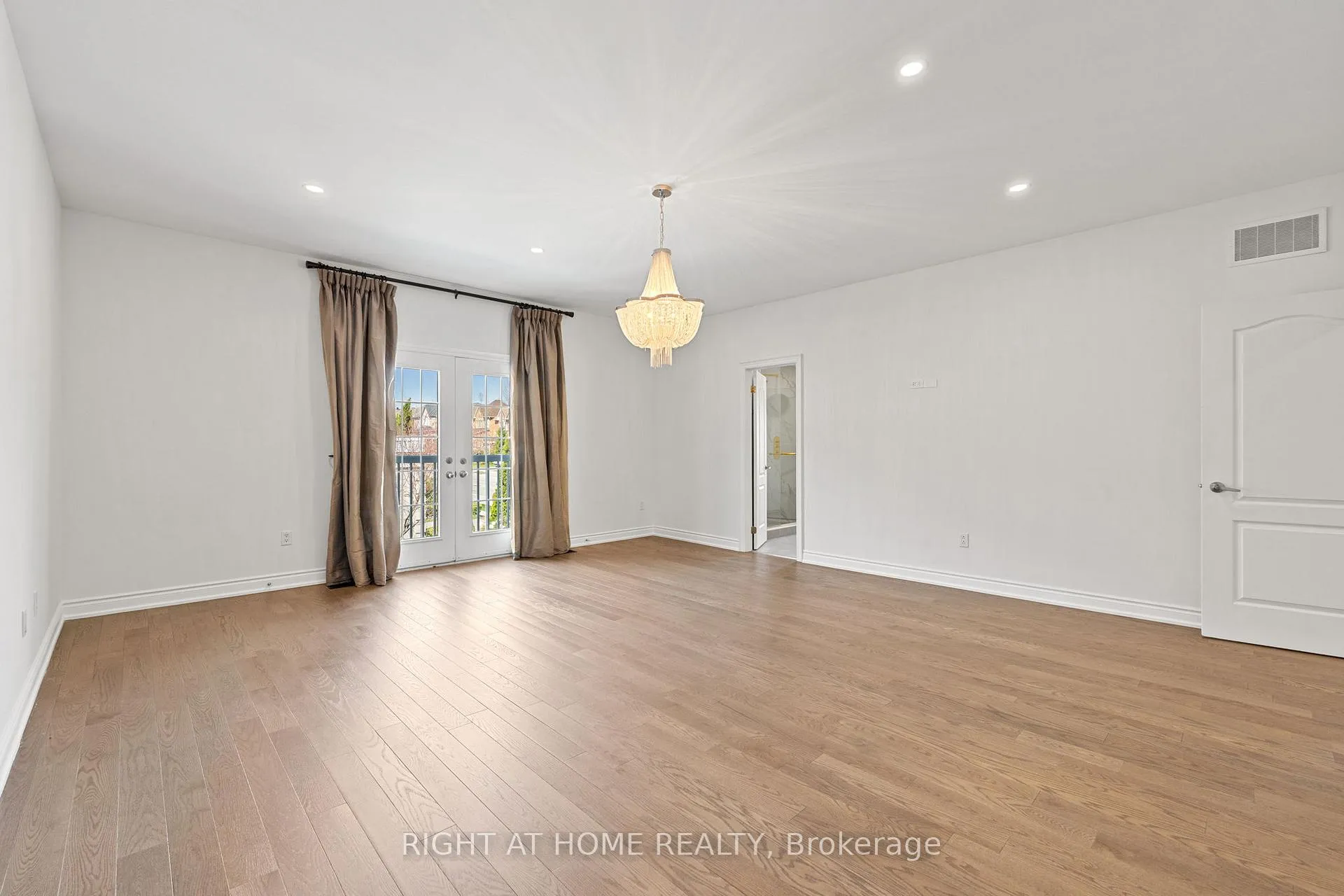 Photo 21 of 116 Knightshade Drive, Vaughan, Patterson — HOMEH