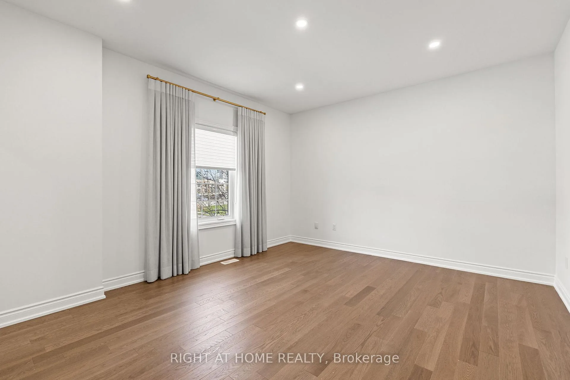 Photo 32 of 116 Knightshade Drive, Vaughan, Patterson — HOMEH