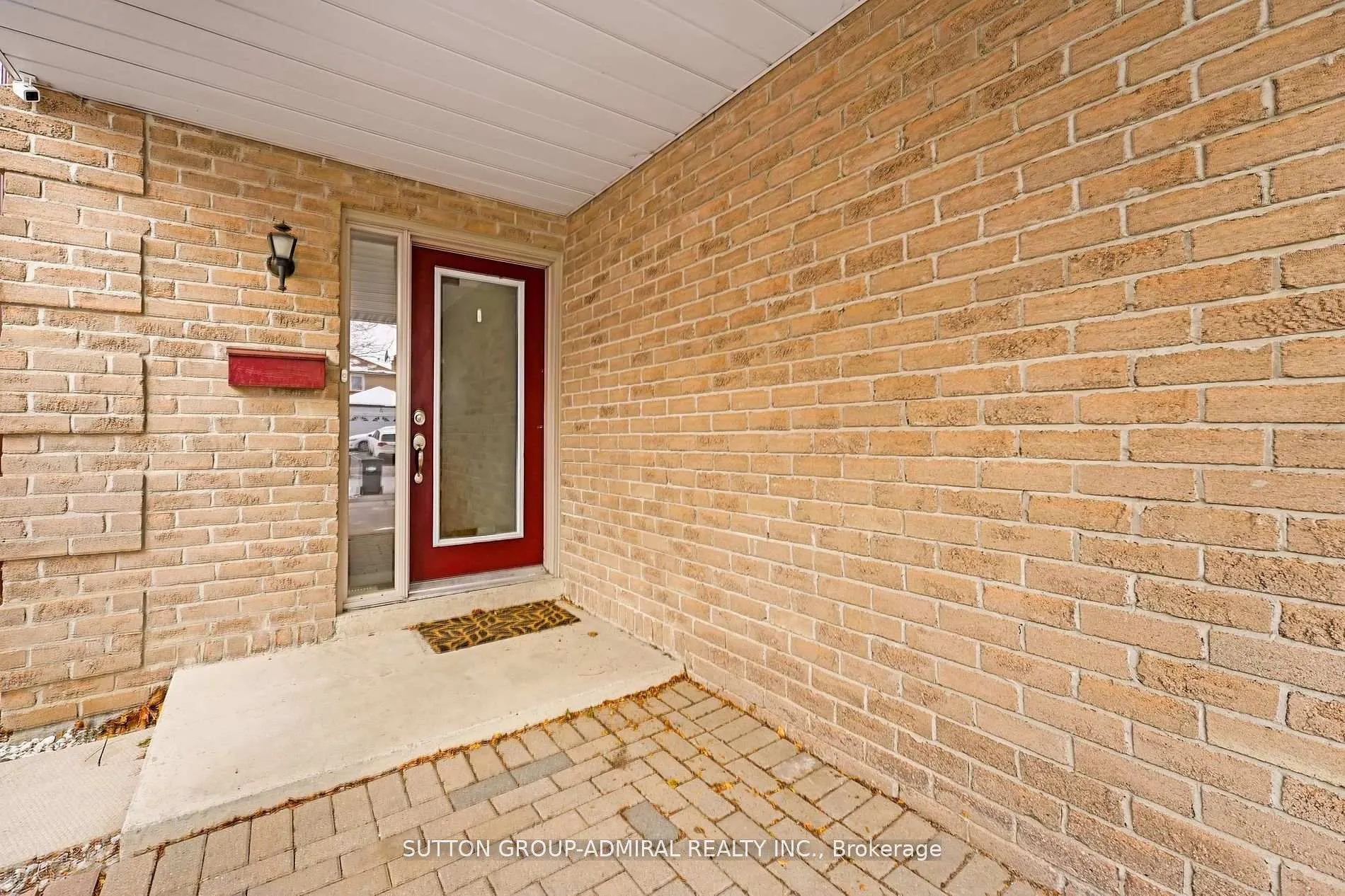 Photo 4 of 52 Garden Avenue, Brampton, Brampton West — HOMEH