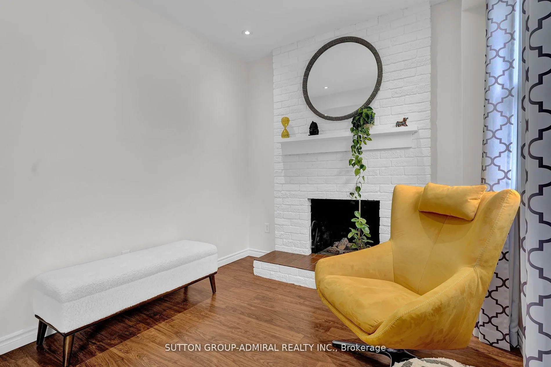 Photo 10 of 52 Garden Avenue, Brampton, Brampton West — HOMEH