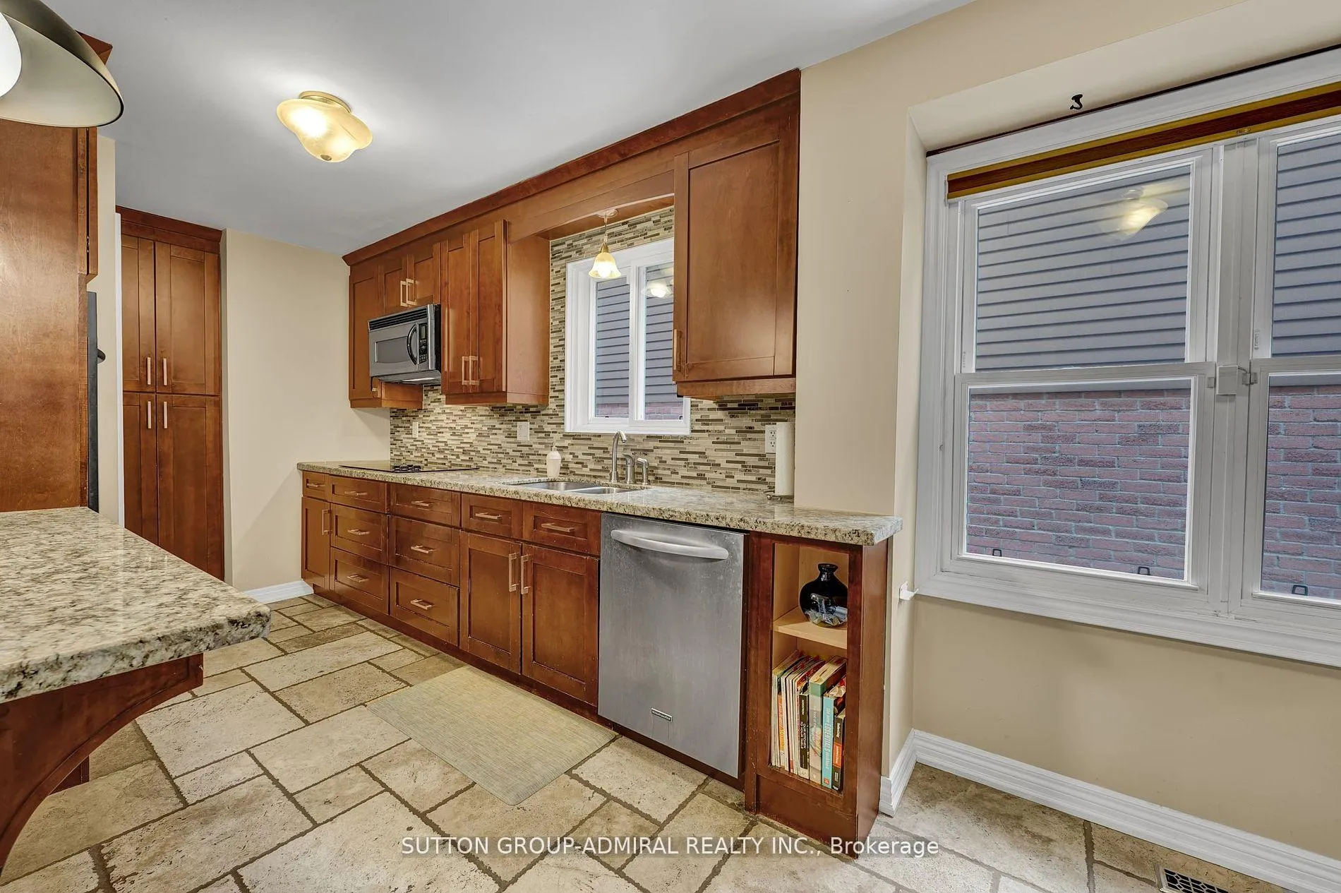 Photo 13 of 52 Garden Avenue, Brampton, Brampton West — HOMEH