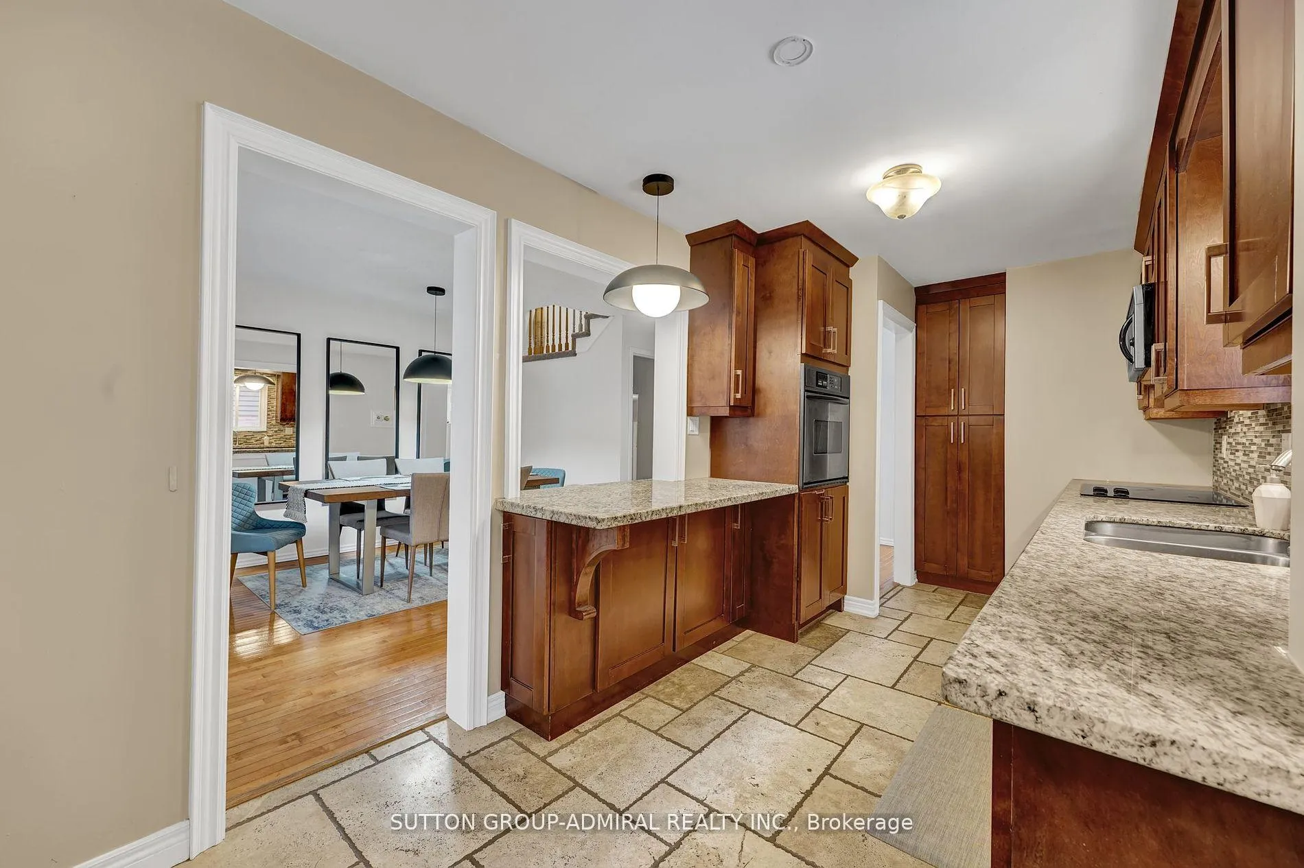 Photo 15 of 52 Garden Avenue, Brampton, Brampton West — HOMEH