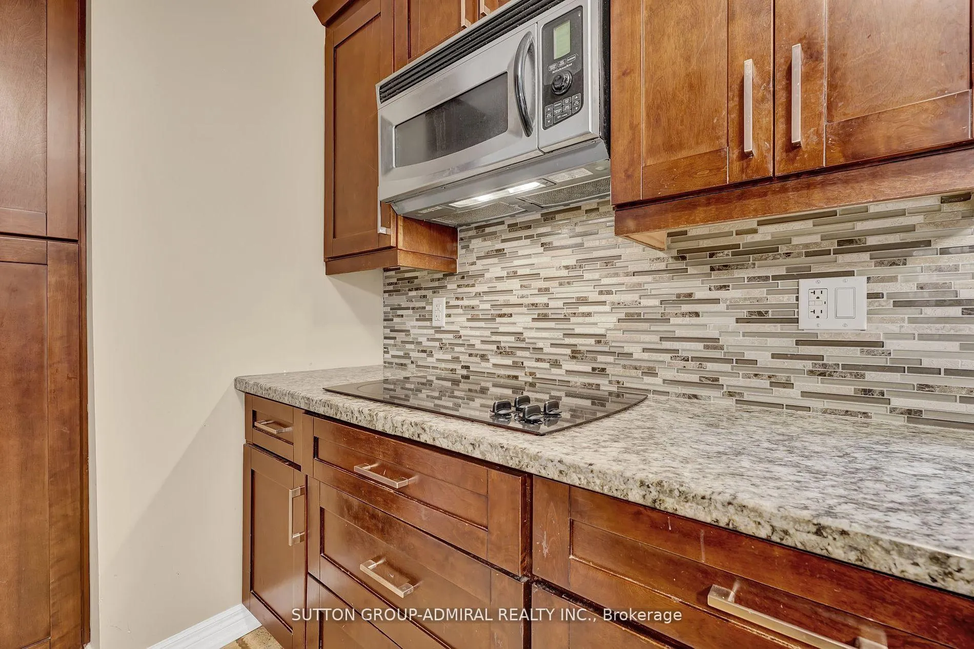 Photo 17 of 52 Garden Avenue, Brampton, Brampton West — HOMEH