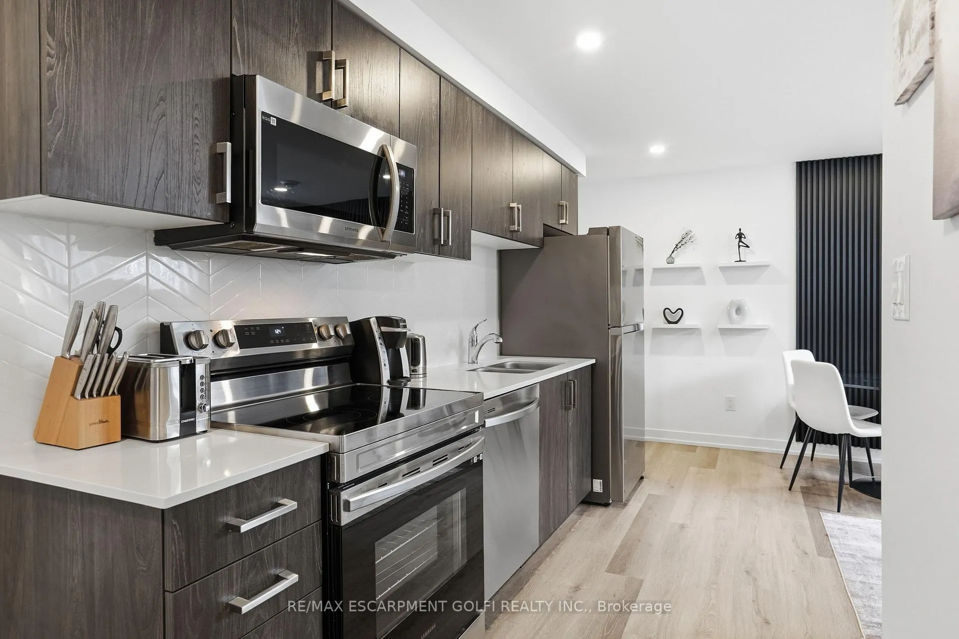 Photo 4 of Unit 413, 4263 Fourth Avenue, Niagara Falls, Downtown — HOMEH
