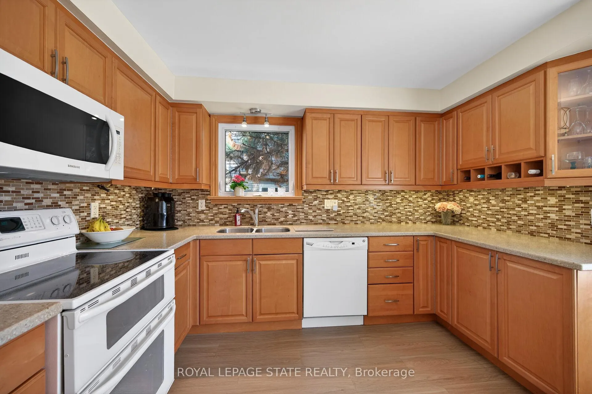 Photo 12 of 621 Tomahawk Crescent, Hamilton, Ancaster — HOMEH