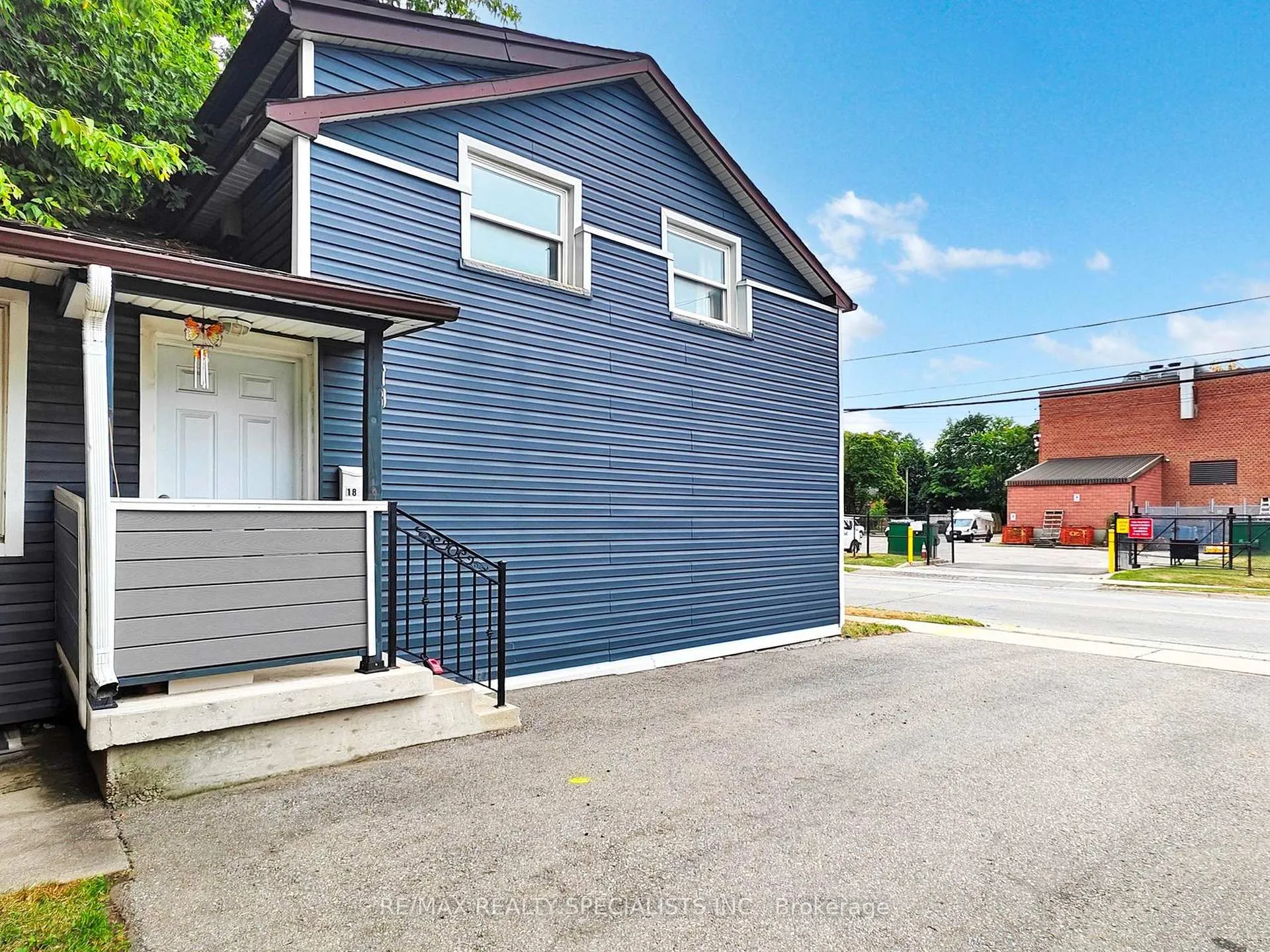 Photo 4 of 18 Mary Street, Brampton, Downtown Brampton — HOMEH