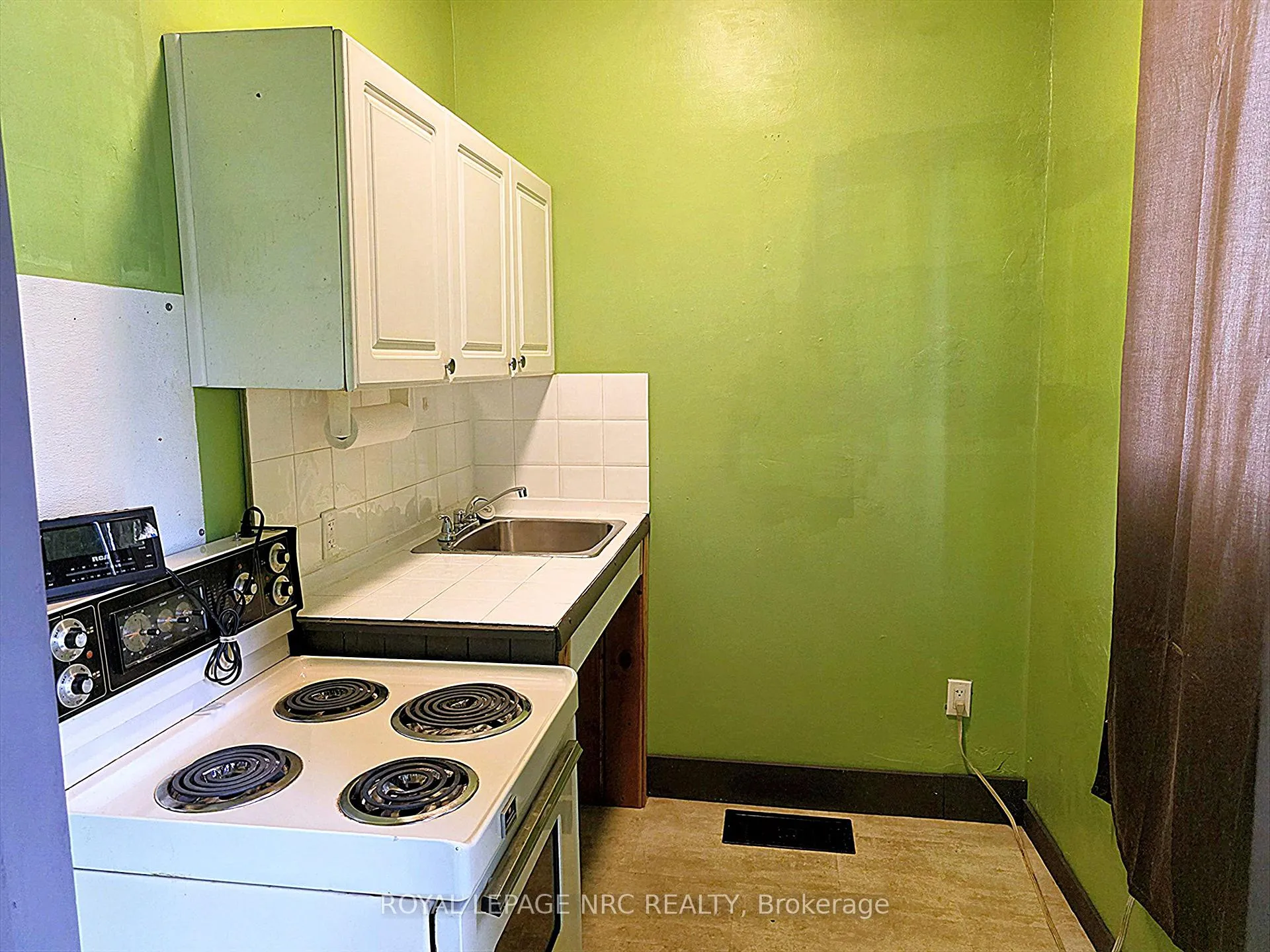 Photo 4 of 220 Emerald Street N, Hamilton, Landsdale — HOMEH