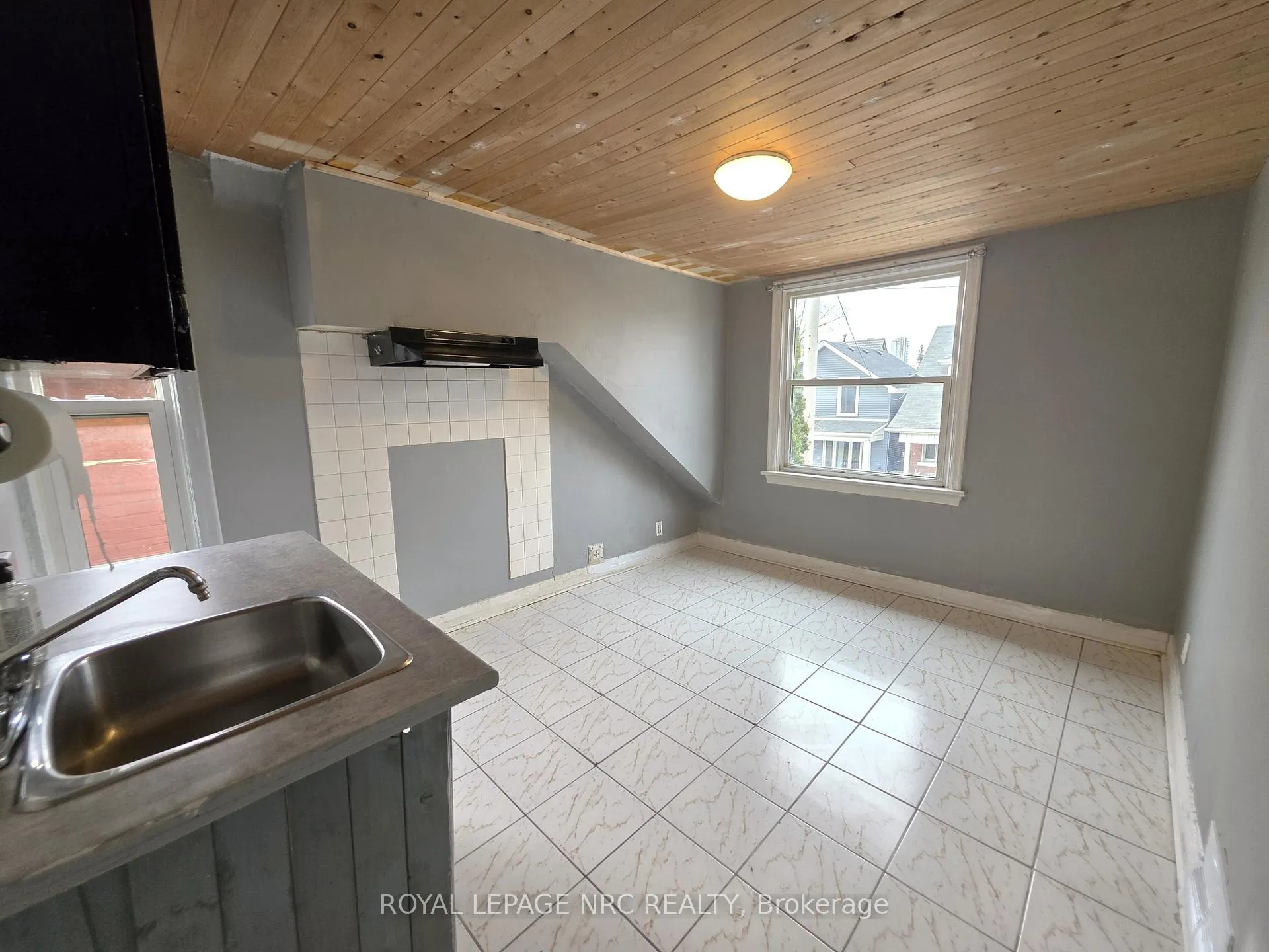 Photo 11 of 220 Emerald Street N, Hamilton, Landsdale — HOMEH