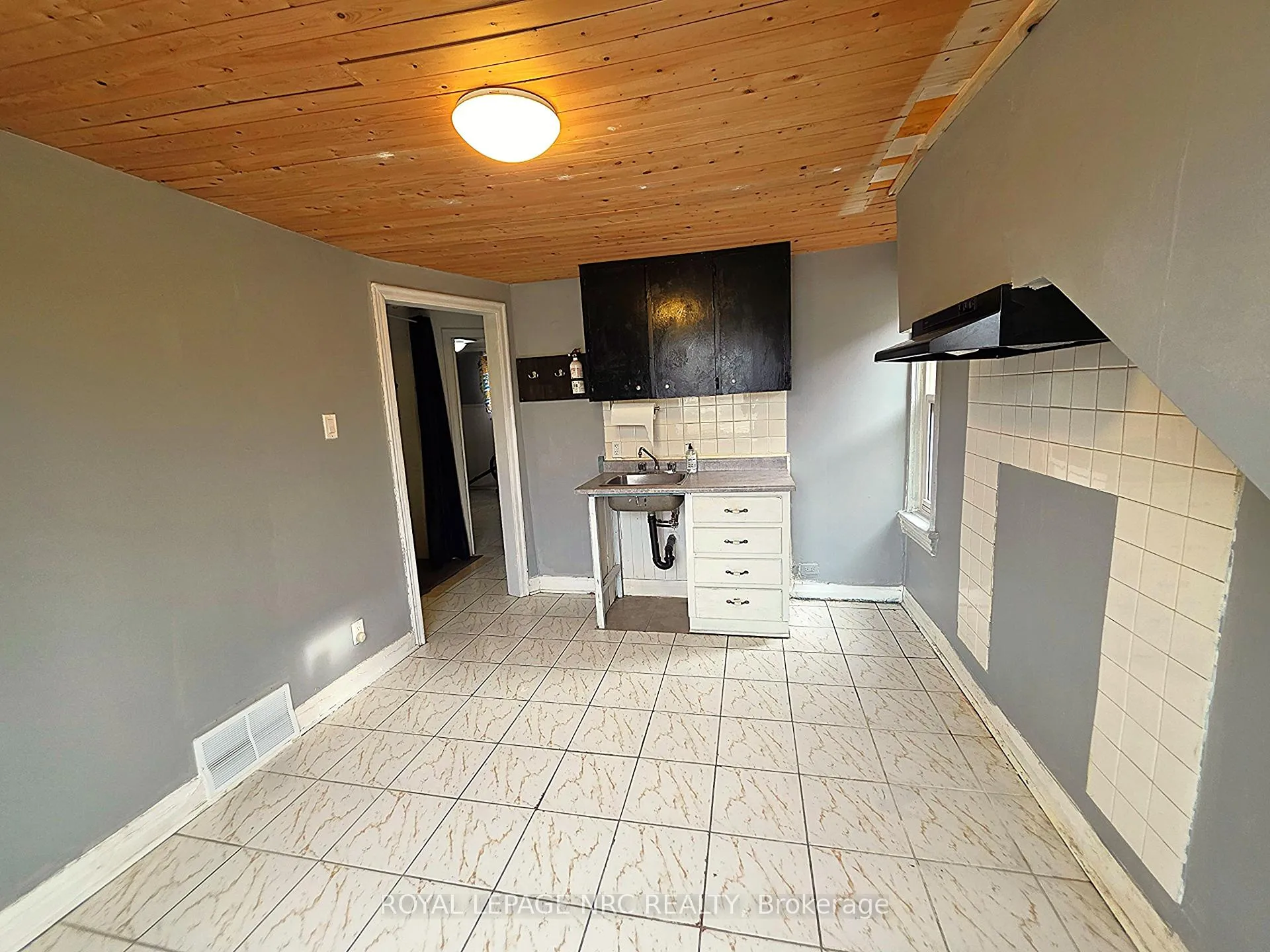 Photo 12 of 220 Emerald Street N, Hamilton, Landsdale — HOMEH