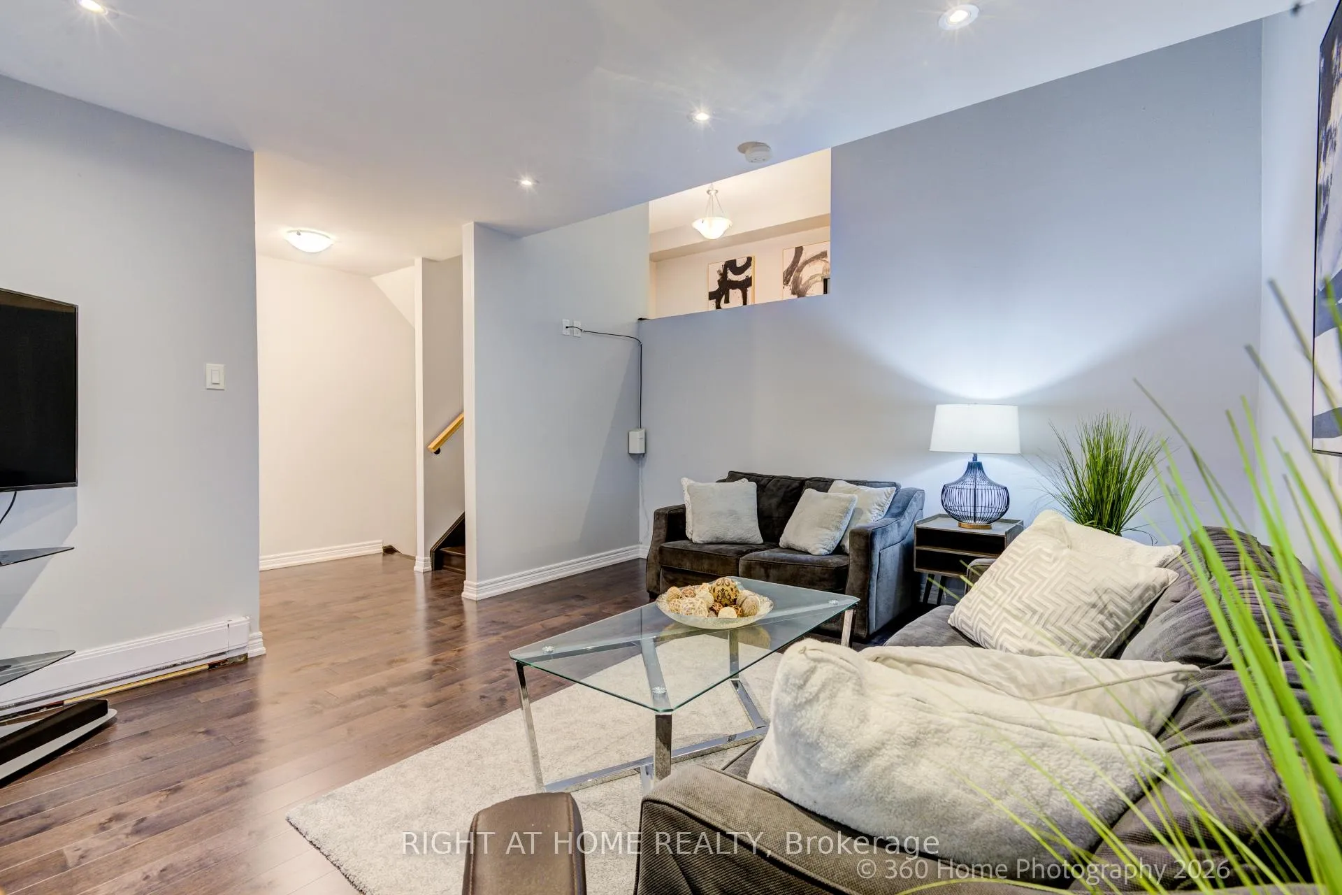 Photo 4 of Unit 80, 221 Milestone Crescent, Aurora, Aurora Village — HOMEH