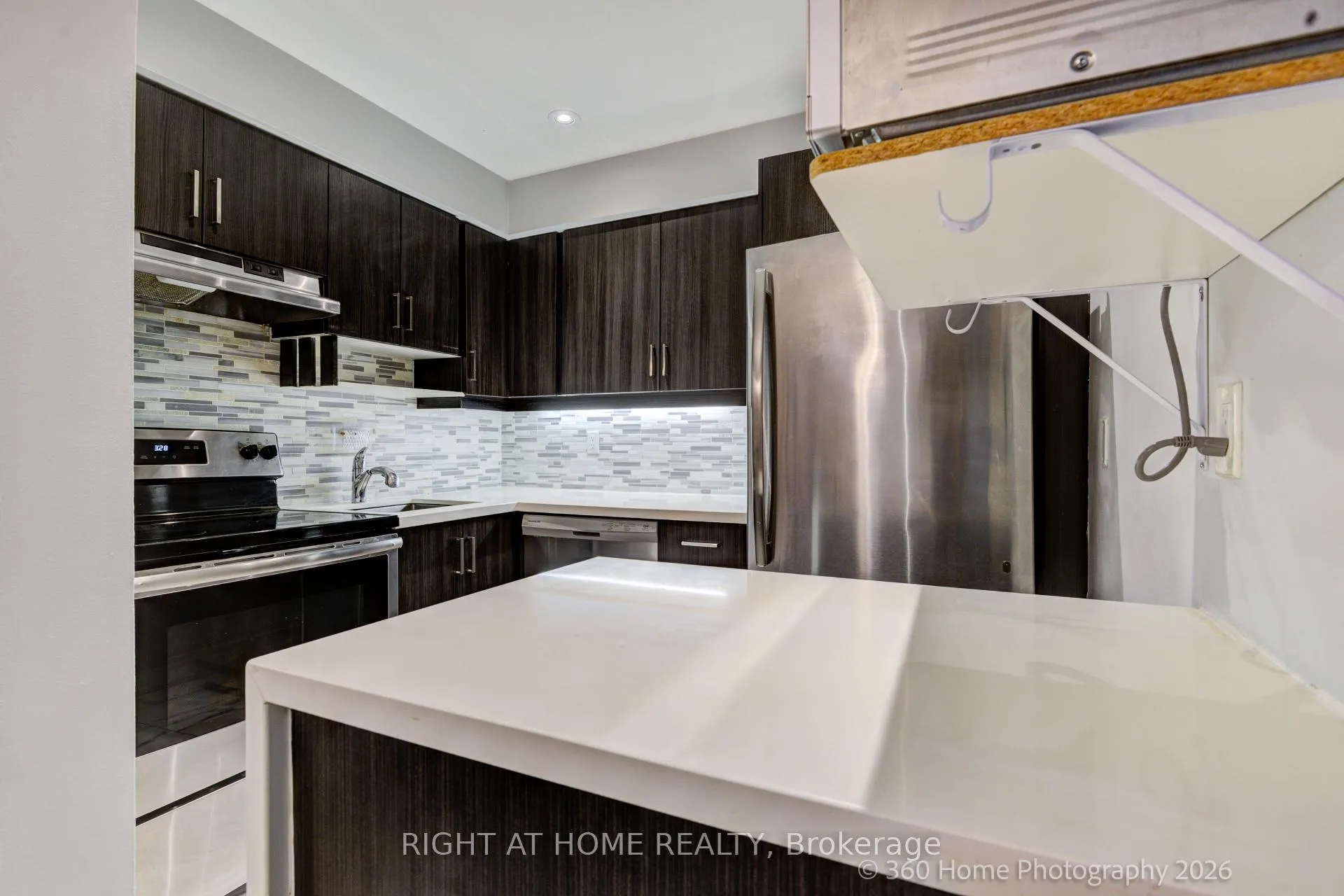 Photo 8 of Unit 80, 221 Milestone Crescent, Aurora, Aurora Village — HOMEH