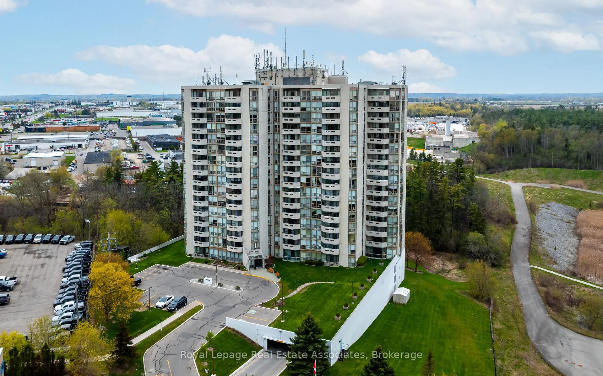 Photo 48 of Unit 1402, 20 Mcfarlane Drive, Halton Hills, Georgetown — HOMEH