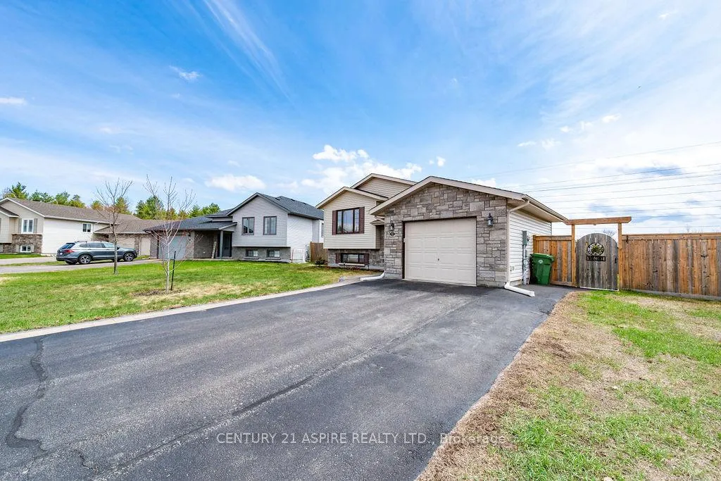Photo 3 of 17 Newport Drive, Petawawa — HOMEH