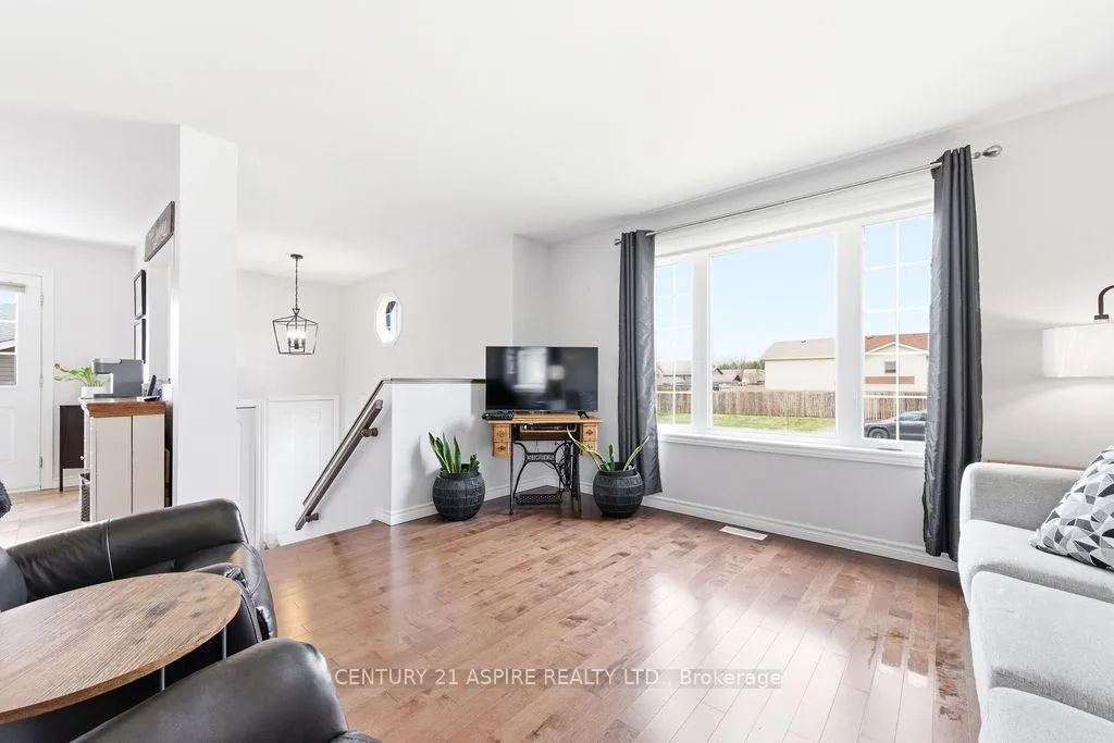 Photo 6 of 17 Newport Drive, Petawawa — HOMEH