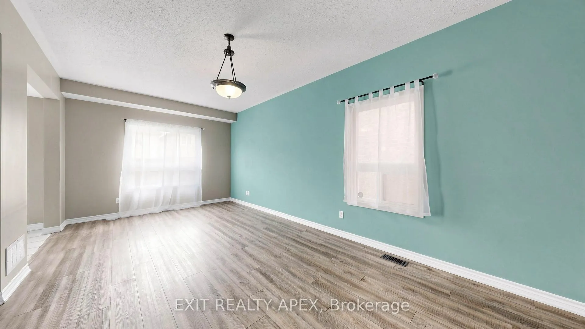 Photo 6 of 1311 Macinally Court, Oshawa, Pinecrest — HOMEH