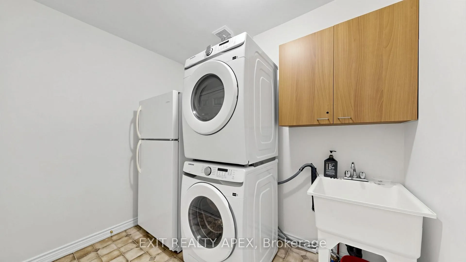 Photo 19 of 1311 Macinally Court, Oshawa, Pinecrest — HOMEH