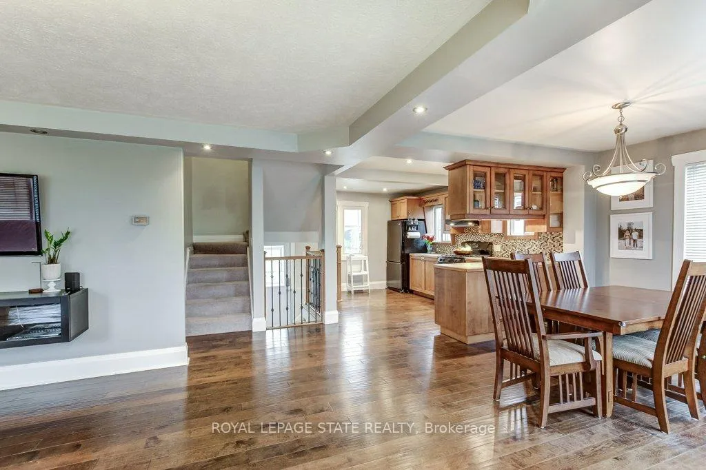 Photo 10 of 114 Second Street N, Hamilton, Stoney Creek — HOMEH