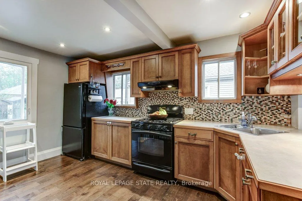 Photo 14 of 114 Second Street N, Hamilton, Stoney Creek — HOMEH