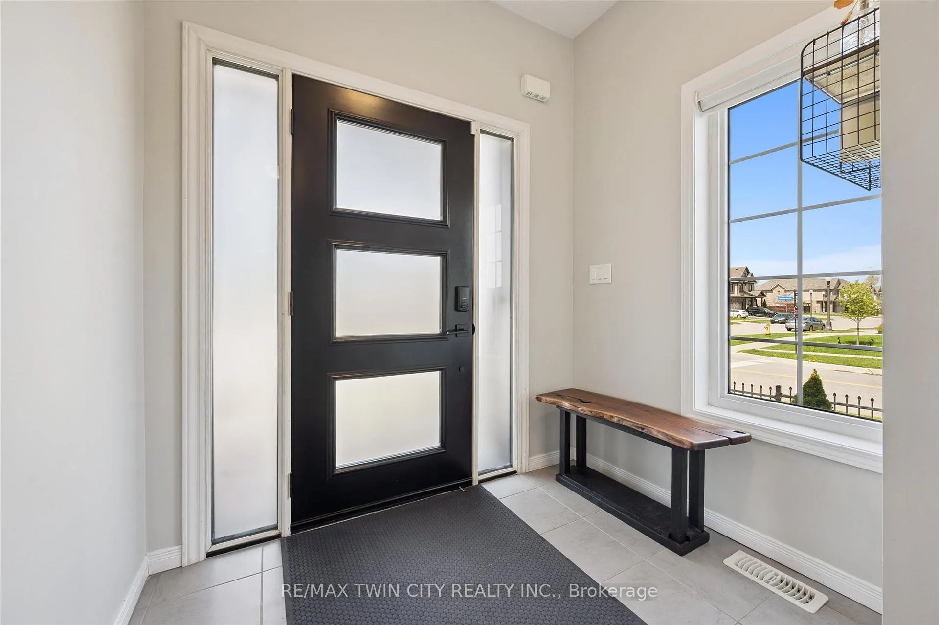 Photo 5 of 33 Mistywood Street, Kitchener — HOMEH
