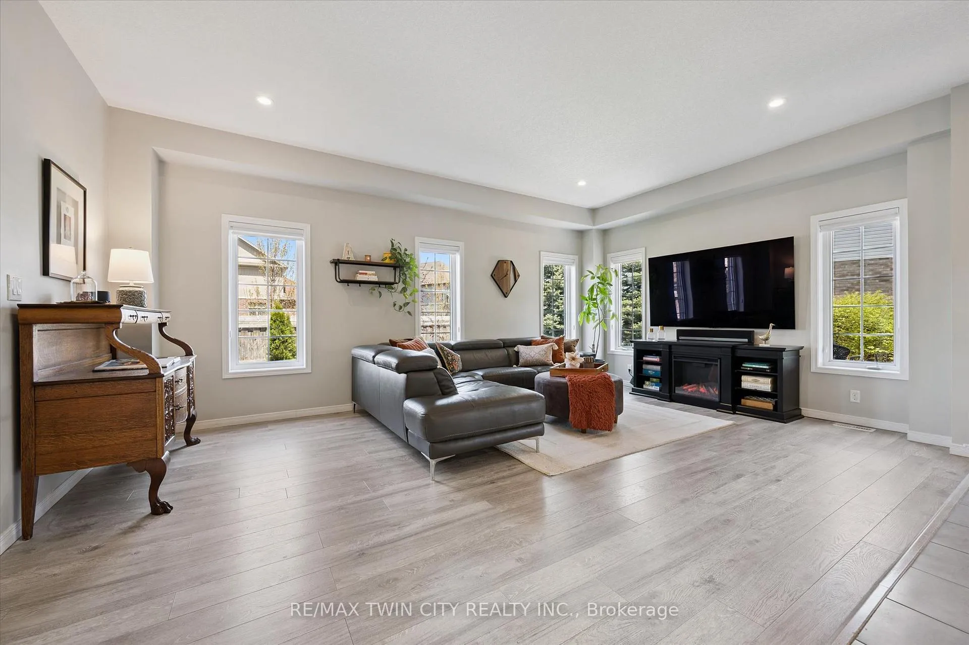 Photo 7 of 33 Mistywood Street, Kitchener — HOMEH