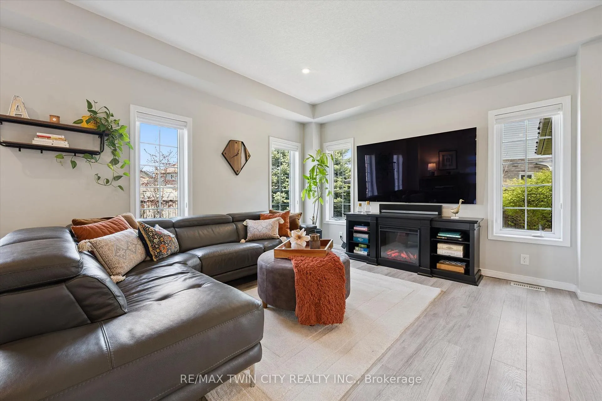 Photo 8 of 33 Mistywood Street, Kitchener — HOMEH