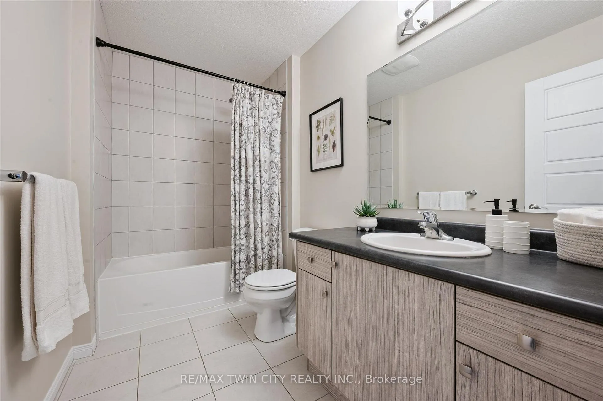 Photo 25 of 33 Mistywood Street, Kitchener — HOMEH