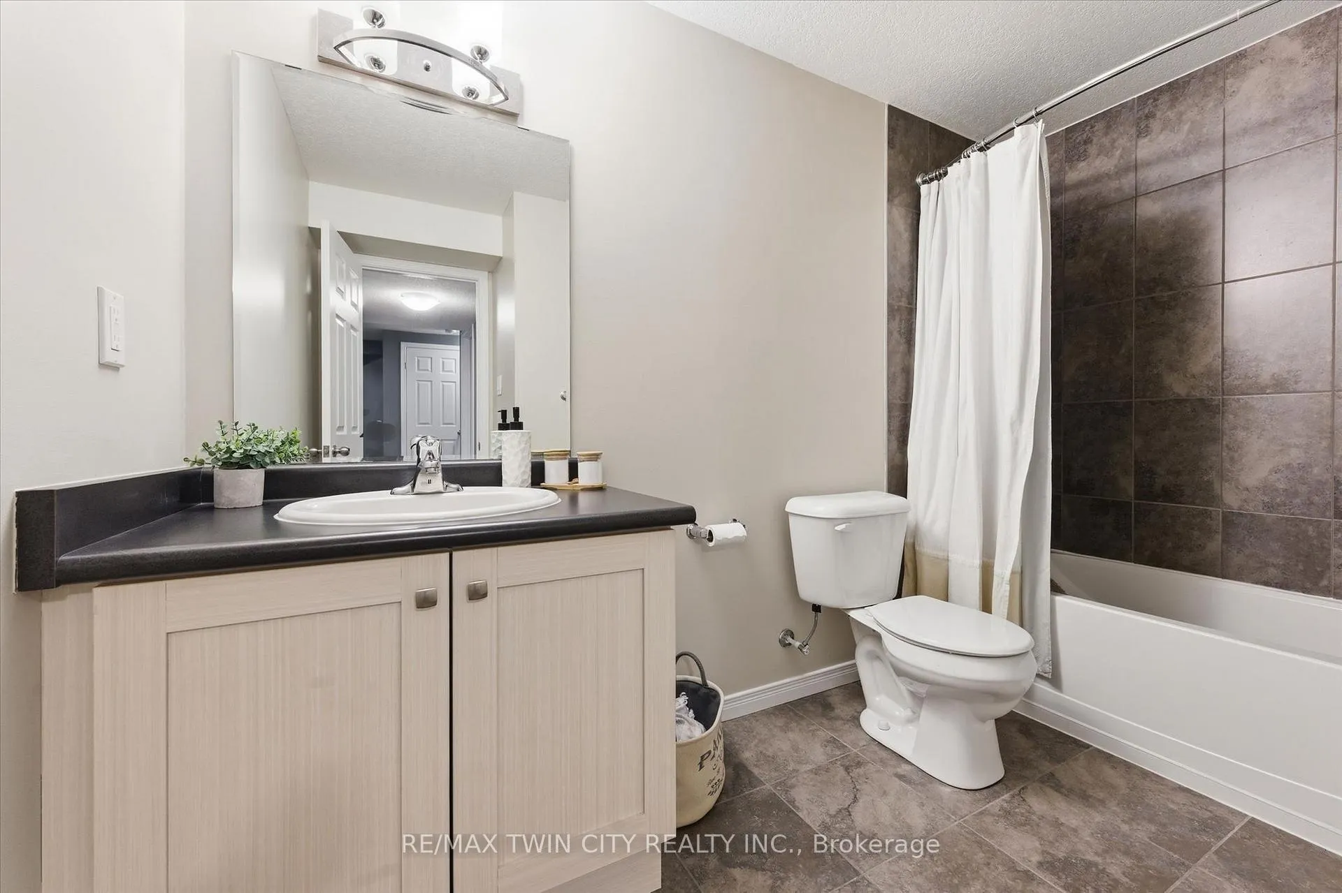 Photo 35 of 33 Mistywood Street, Kitchener — HOMEH