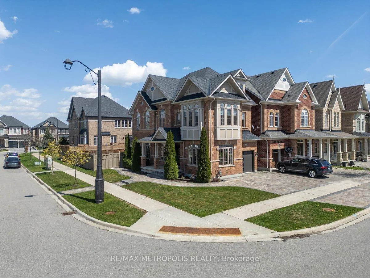 Photo 3 of 115 Pelee Avenue, Vaughan, Kleinburg — HOMEH