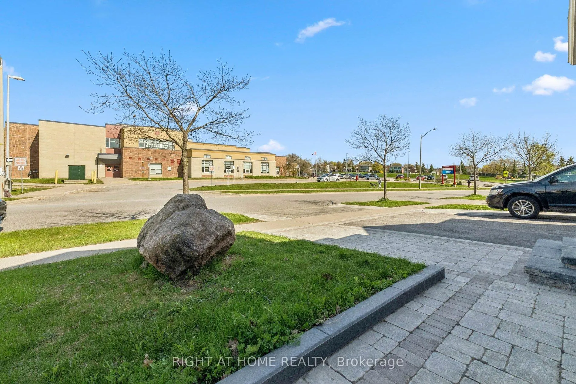 Photo 3 of 640 Ormond Drive, Oshawa, Samac — HOMEH