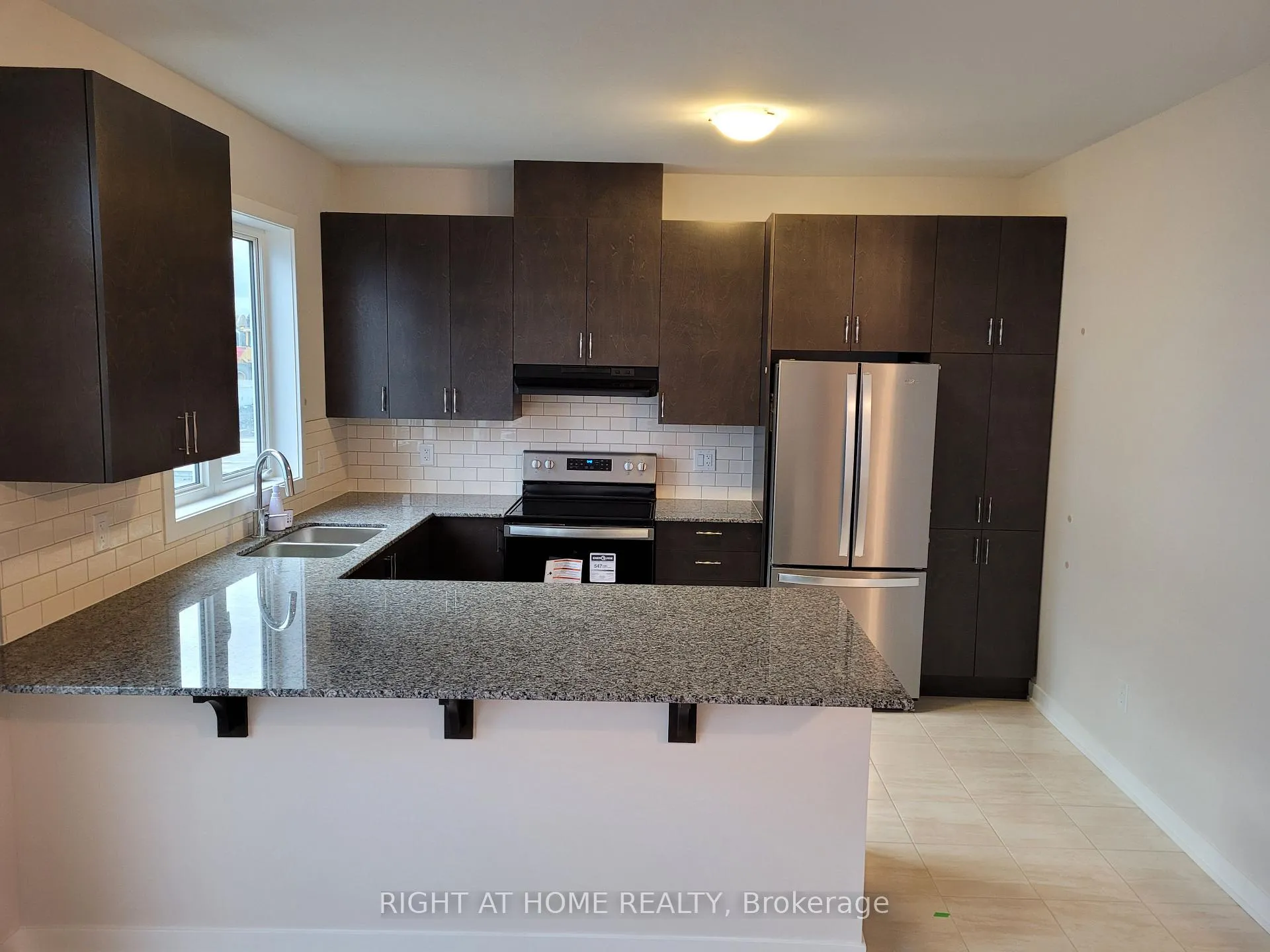 Photo 8 of 12 Focality Crescent, Ottawa, Barrhaven - Half Moon Bay — HOMEH