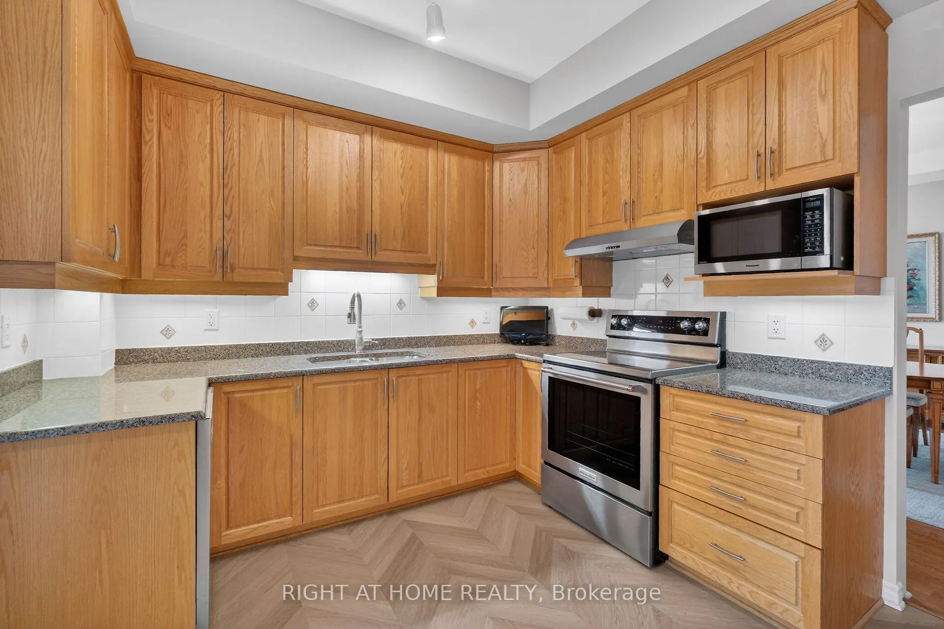 Photo 12 of Unit 307, 136 Darlington Private, Ottawa, Hunt Club/Western Community — HOMEH