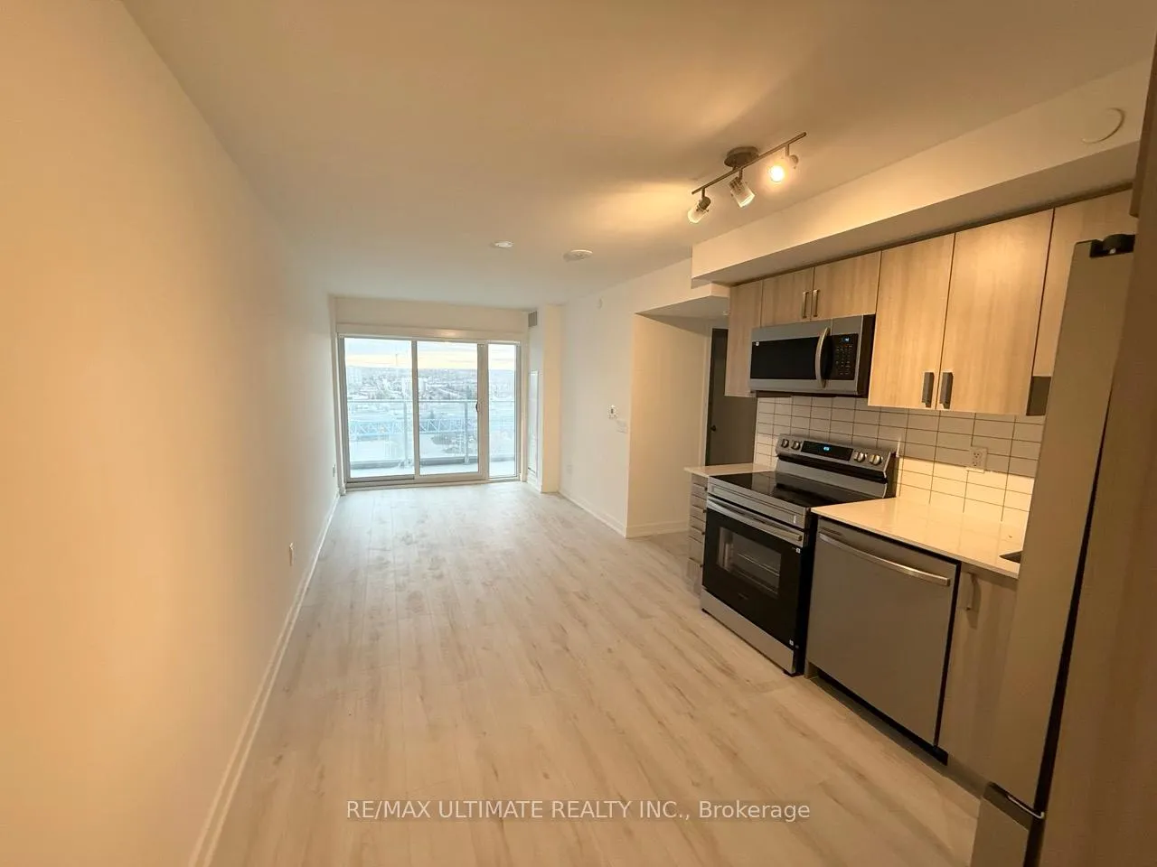 Photo 3 of Unit 1302, 1010 Sandy Beach Road, Pickering, Bay Ridges — HOMEH