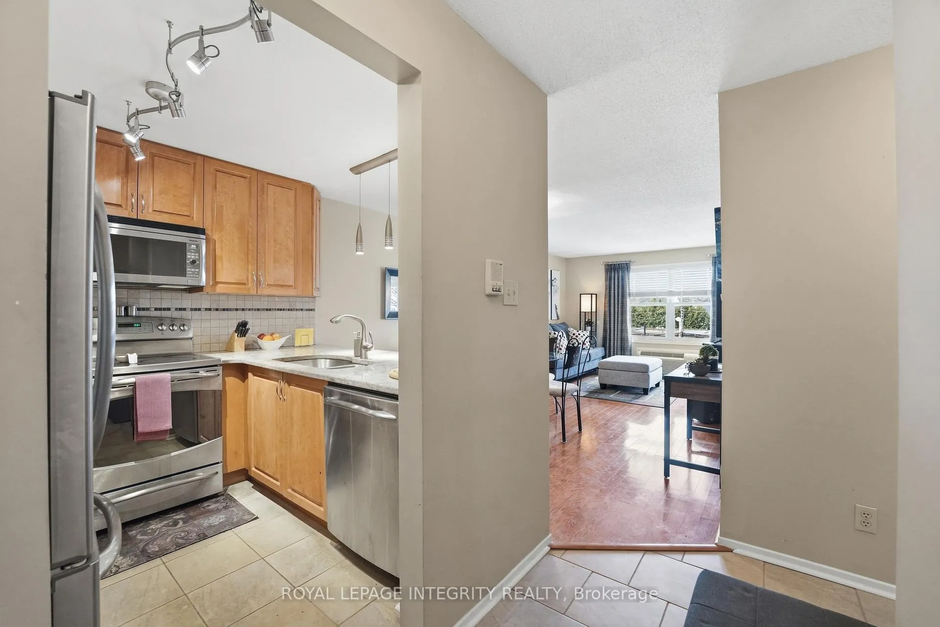 Photo 4 of Unit 315, 1099 Cadboro Road, Ottawa, Carson Grove — HOMEH